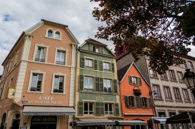 Fransa 'nın inanılmaz güzel şehri Colmar, Alsace. Güzel sokaklar ve evler