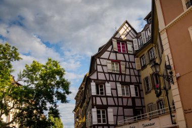 Fransa 'nın inanılmaz güzel şehri Colmar, Alsace. Güzel sokaklar ve evler
