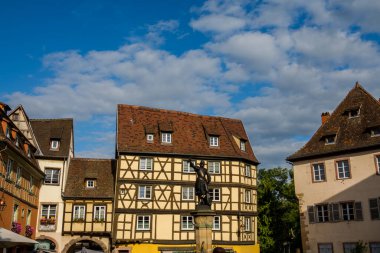 Fransa 'nın inanılmaz güzel şehri Colmar, Alsace. Güzel sokaklar ve evler