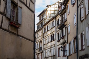 Fransa 'nın inanılmaz güzel şehri Colmar, Alsace. Güzel sokaklar ve evler