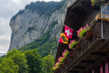 İsviçre 'de Lauterbrunnen' in inanılmaz yerleri. Şelaleler, dağlar, çayırlar, nehirler. Güzel manzara.