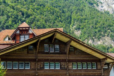 İsviçre 'de Lauterbrunnen' in inanılmaz yerleri. Şelaleler, dağlar, çayırlar, nehirler. Güzel manzara.