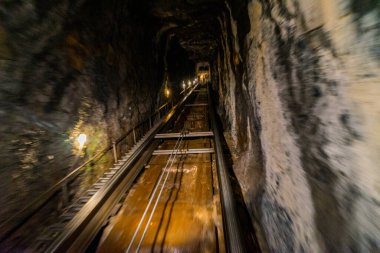 İsviçre 'de Lauterbrunnen' in inanılmaz yerleri. Şelaleler, dağlar, çayırlar, nehirler. Güzel manzara.