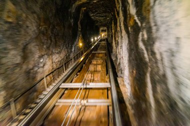 İsviçre 'de Lauterbrunnen' in inanılmaz yerleri. Şelaleler, dağlar, çayırlar, nehirler. Güzel manzara.