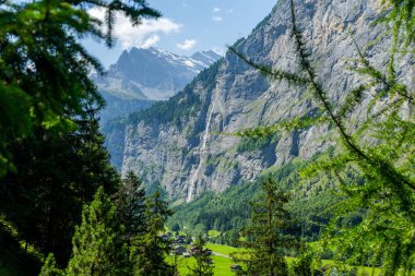 İsviçre 'de Lauterbrunnen' in inanılmaz yerleri. Şelaleler, dağlar, çayırlar, nehirler. Güzel manzara.