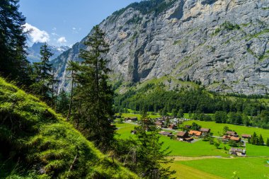 İsviçre 'de Lauterbrunnen' in inanılmaz yerleri. Şelaleler, dağlar, çayırlar, nehirler. Güzel manzara.