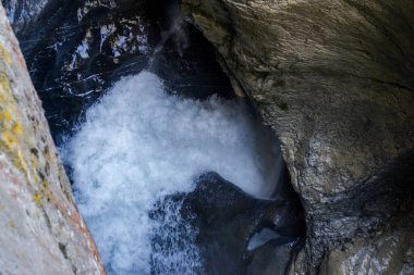 İsviçre 'de Lauterbrunnen' in inanılmaz yerleri. Şelaleler, dağlar, çayırlar, nehirler. Güzel manzara.