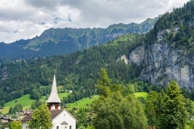 İsviçre 'de Lauterbrunnen' in inanılmaz yerleri. Şelaleler, dağlar, çayırlar, nehirler. Güzel manzara.