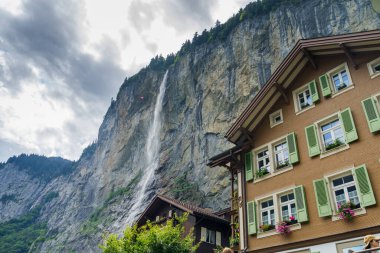 İsviçre 'de Lauterbrunnen' in inanılmaz yerleri. Şelaleler, dağlar, çayırlar, nehirler. Güzel manzara.