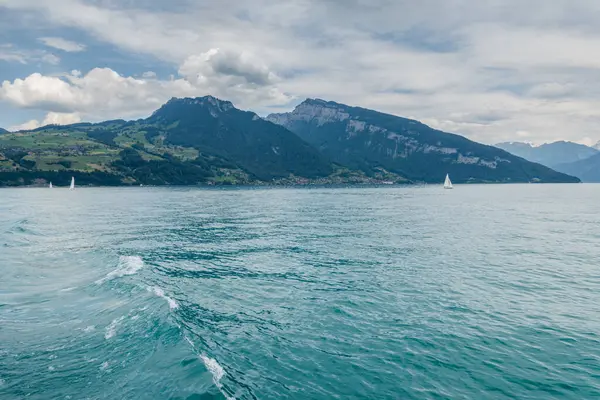 Путешествие Лодке Озеру Тун Швейцарии Невероятные Пейзажи Виды — стоковое фото