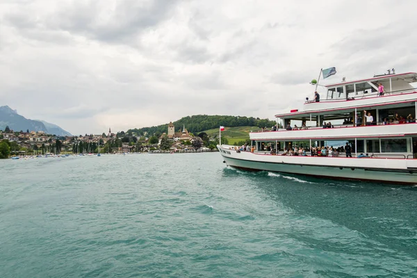 スイスのトゥン湖でのボート旅行 信じられない風景や景色 — ストック写真