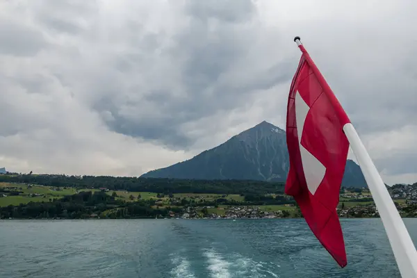 Путешествие Лодке Озеру Тун Швейцарии Невероятные Пейзажи Виды — стоковое фото
