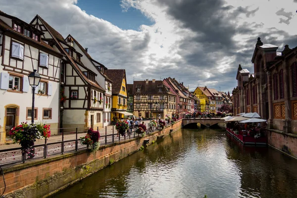 Fransa 'nın inanılmaz güzel şehri Colmar, Alsace. Güzel sokaklar ve evler