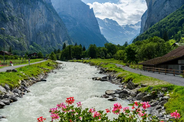 Lugares Incríveis Lauterbrunnen Suíça Cachoeiras Montanhas Prados Rios Belo Cenário — Fotografia de Stock