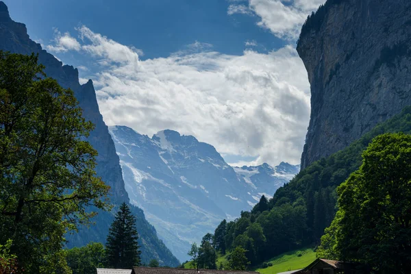 Lugares Incríveis Lauterbrunnen Suíça Cachoeiras Montanhas Prados Rios Belo Cenário — Fotografia de Stock