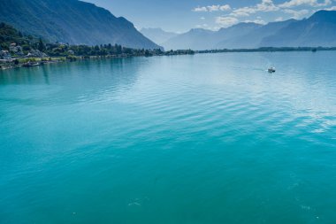 İsviçre 'deki Chillon Kalesi. Cenevre Gölü kıyısında