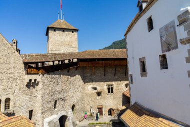 İsviçre 'deki Chillon Kalesi. Cenevre Gölü kıyısında