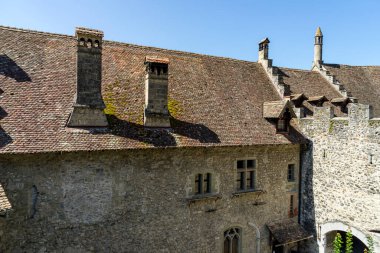 İsviçre 'deki Chillon Kalesi. Cenevre Gölü kıyısında