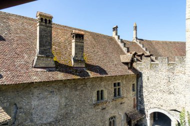 İsviçre 'deki Chillon Kalesi. Cenevre Gölü kıyısında