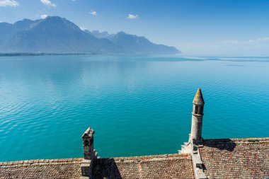 İsviçre 'deki Chillon Kalesi. Cenevre Gölü kıyısında