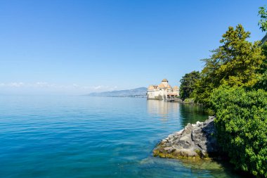 İsviçre 'deki Chillon Kalesi. Cenevre Gölü kıyısında