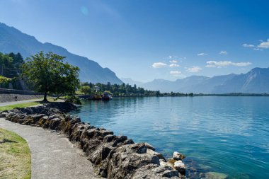 İsviçre 'deki Chillon Kalesi. Cenevre Gölü kıyısında