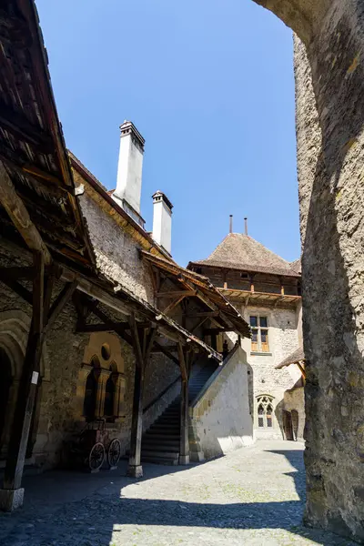 İsviçre 'deki Chillon Kalesi. Cenevre Gölü kıyısında