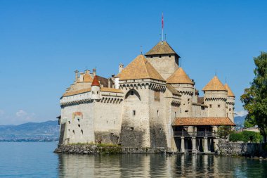 İsviçre 'deki Chillon Kalesi. Cenevre Gölü kıyısında