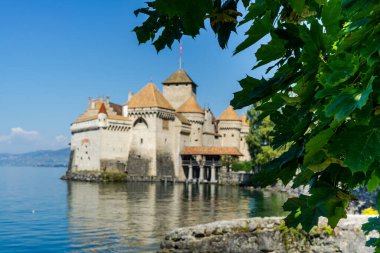 İsviçre 'deki Chillon Kalesi. Cenevre Gölü kıyısında