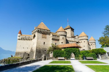 İsviçre 'deki Chillon Kalesi. Cenevre Gölü kıyısında