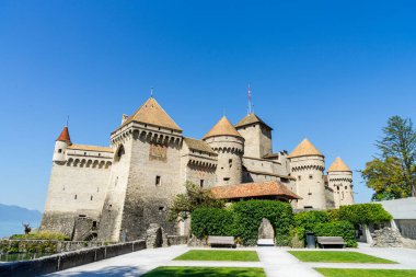 İsviçre 'deki Chillon Kalesi. Cenevre Gölü kıyısında