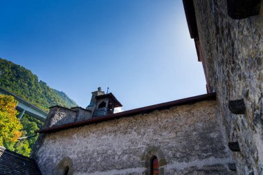İsviçre 'deki Chillon Kalesi. Cenevre Gölü kıyısında
