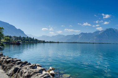 İsviçre 'deki Chillon Kalesi. Cenevre Gölü kıyısında