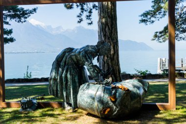 İsviçre 'deki Chillon Kalesi. Cenevre Gölü kıyısında