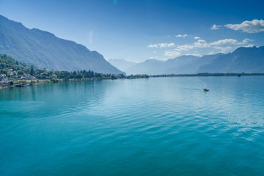 İsviçre 'deki Chillon Kalesi. Cenevre Gölü kıyısında