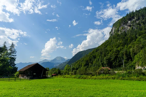 Luoghi Incredibili Lauterbrunnen Svizzera Cascate Montagne Prati Fiumi Bellissimo Paesaggio — Foto Stock