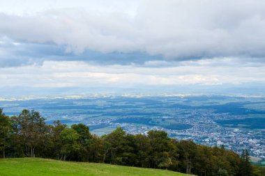 İsviçre 'deki Jura Dağları' nın inanılmaz manzarası.