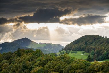 İsviçre 'deki Jura Dağları' nın inanılmaz manzarası.