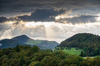 İsviçre 'deki Jura Dağları' nın inanılmaz manzarası.