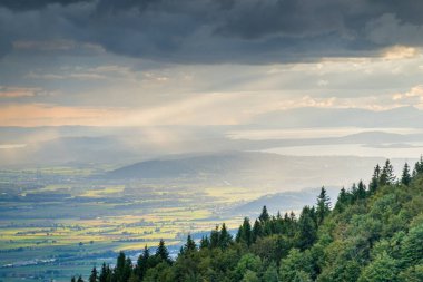 İsviçre 'deki Jura Dağları' nın inanılmaz manzarası.