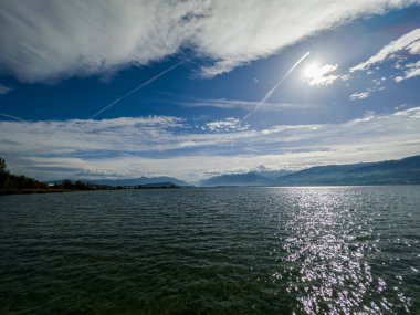 Rapperswil yakınlarındaki Zürih Gölü manzarası