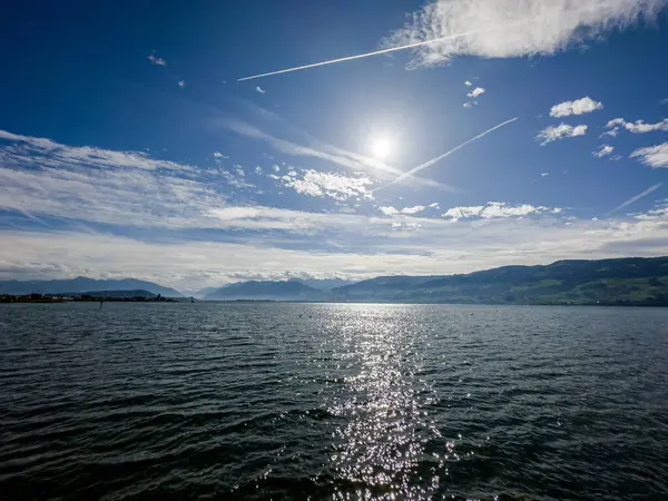 Rapperswil yakınlarındaki Zürih Gölü manzarası