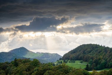 İsviçre 'deki Jura Dağları' nın inanılmaz manzarası.