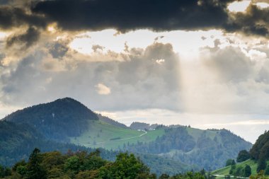 İsviçre 'deki Jura Dağları' nın inanılmaz manzarası.