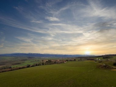 Sahadaki muhteşem manzara, İsviçre 'deki güzel gökyüzü.