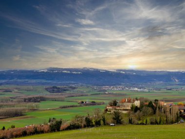 Sahadaki muhteşem manzara, İsviçre 'deki güzel gökyüzü.