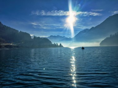 İsviçre 'de Lungren Gölü, Lungren Gölü' nde güzel bir manzara ve balık avı