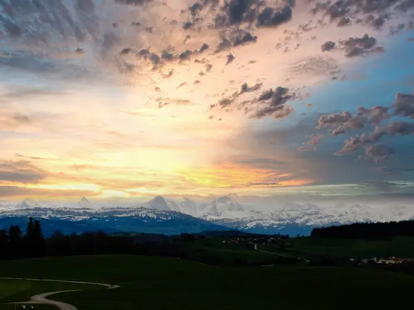 Matahari Terbenam Yang Menakjubkan Atas Lush Pemandangan Swiss Menampilkan Berliku Stok Foto