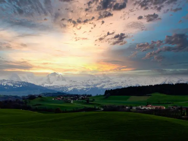 Superbe Coucher Soleil Sur Paysage Suisse Luxuriant Avec Enroulement Image En Vente