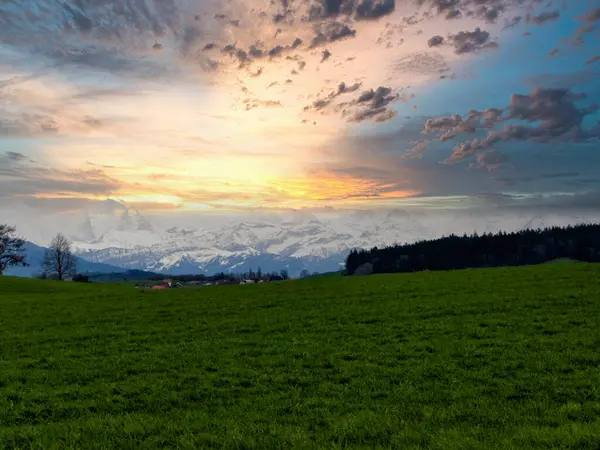 Oszałamiający Zachód Słońca Nad Bujnym Szwajcarskim Krajobrazem Krętą Ścieżką Przez Obrazy Stockowe bez tantiem